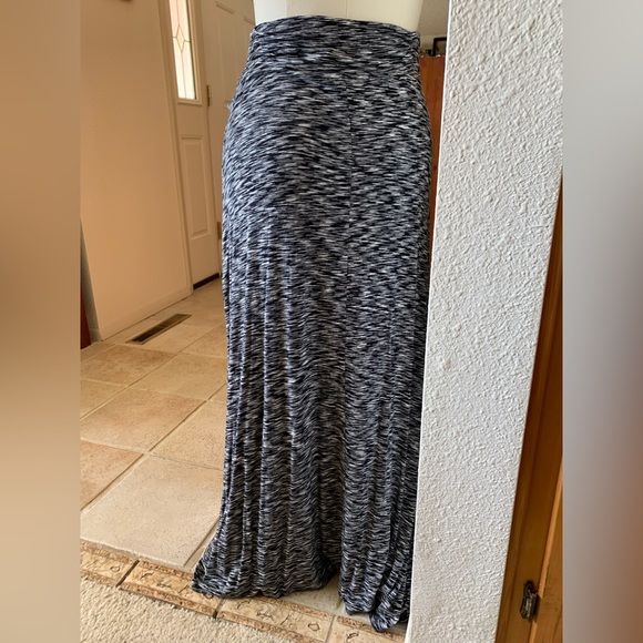 Closet clean out sale! Casual/semi professional maxi skirt in good condition - Picture 2 of 2
